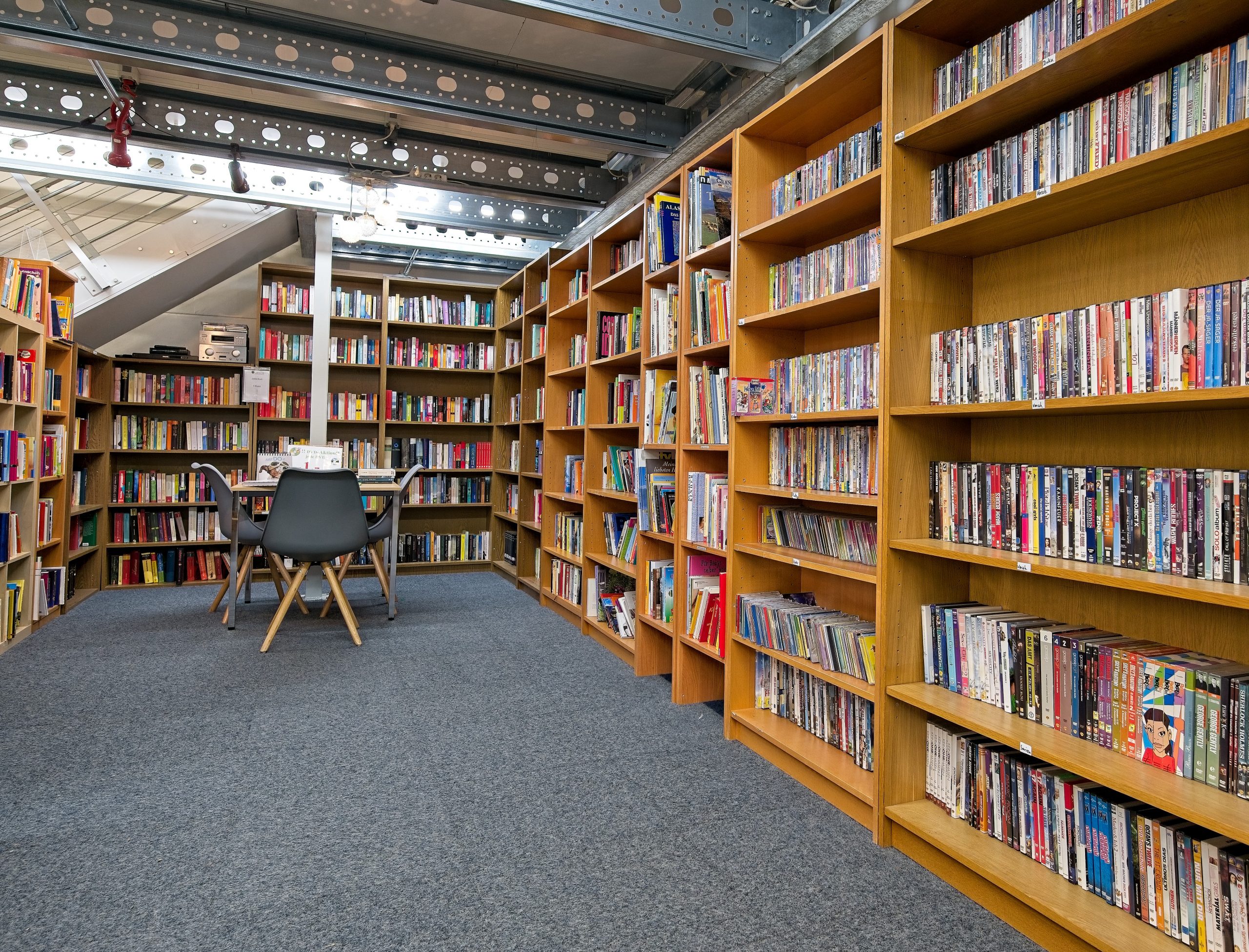 Boekenkasten met een leesruimte.