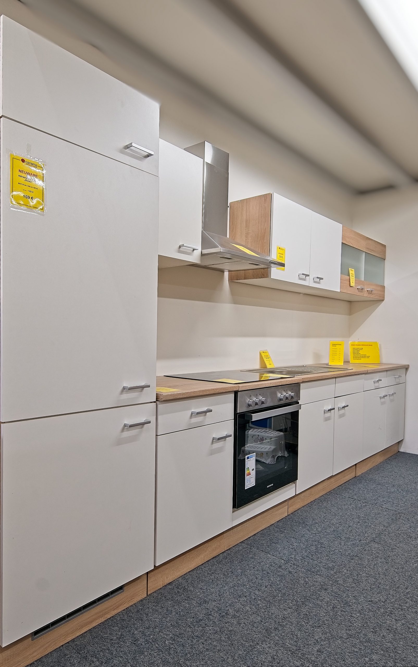 Moderne keuken met witte kasten